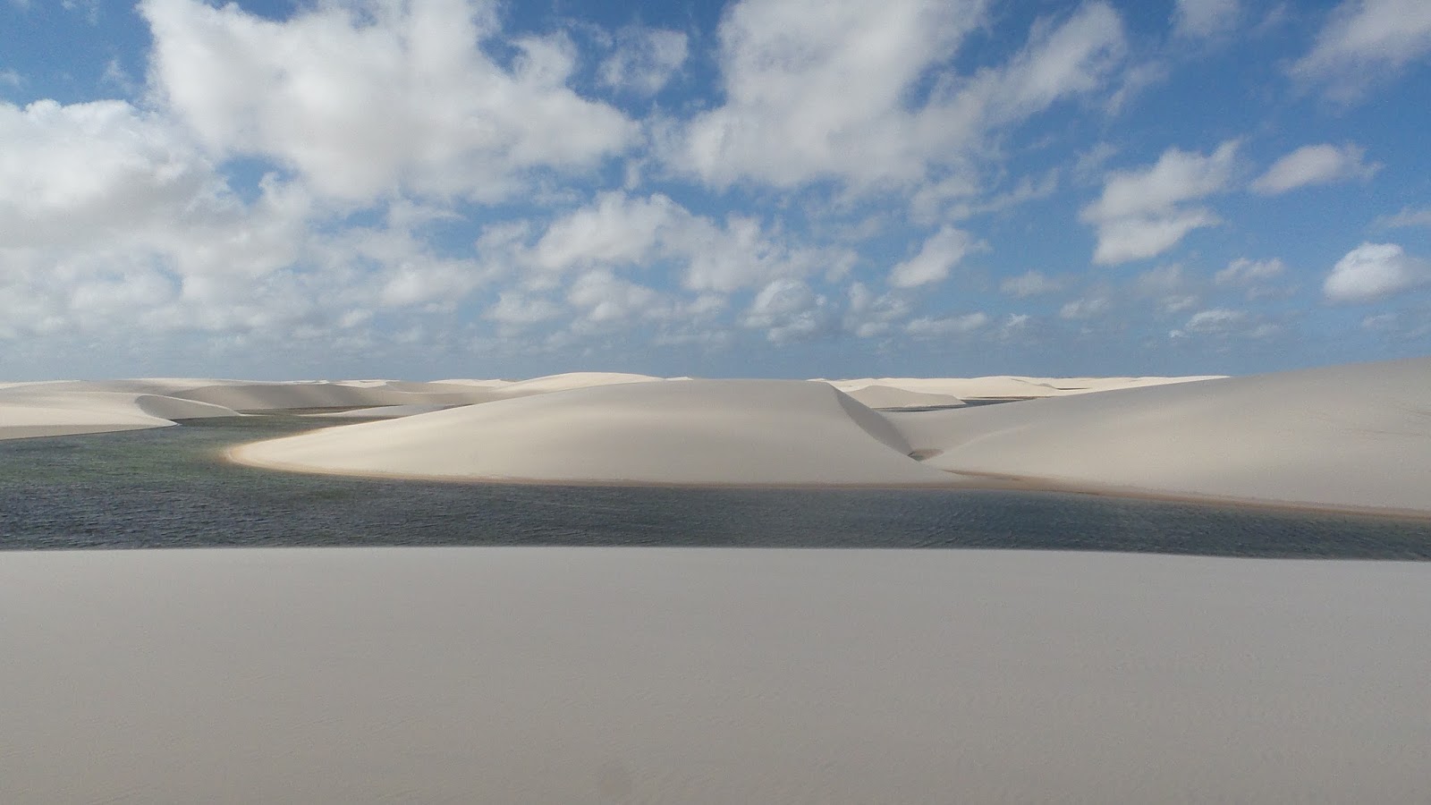 Trekking nos Lençóis Maranhenses com paisagens que parecem pinturas