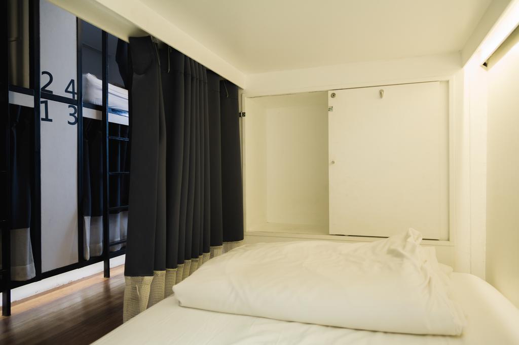 Hostel com armário, cortina, tomadas e luz individual