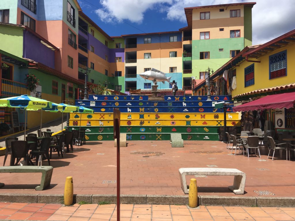 As ruas coloridas de Guatapé