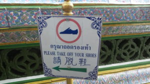 Sempre entre sem calçados nos templos budistas