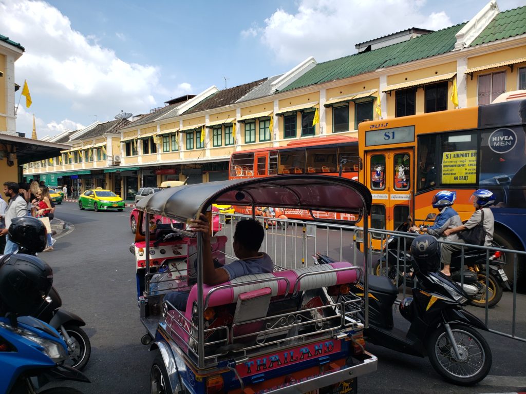 Opções de transporte público e privado em Bangkok