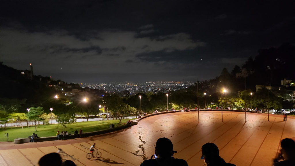 Vista de Belo Horizonte pela Praça do Papa à noite